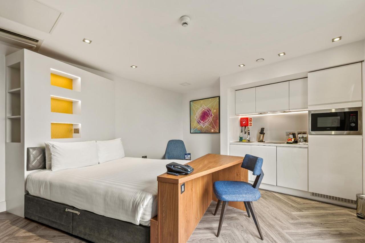 Roomzzz Stratford 4* Londra
